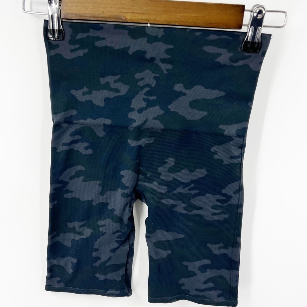 ✅ Spanx Camo Bike Shorts SIZE X-SMALL